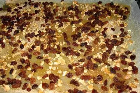 Перевёрнутый пирог из розеток, с изюмно-ореховой корочкой: шаг 2