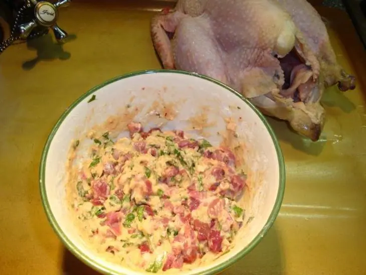 Курица с начинкой и лапшой: шаг 2
