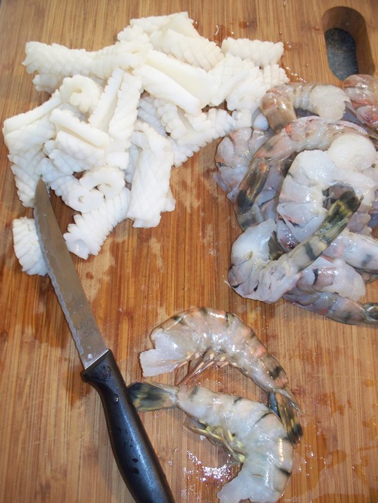 Пикантный соус с креветками и кальмарам: шаг 2