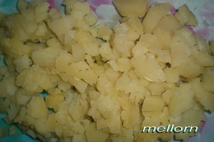 Салат с печенью и солеными огурцами: шаг 2