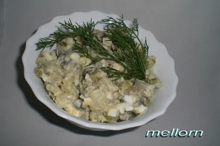 Салат с печенью и солеными огурцами: шаг 4