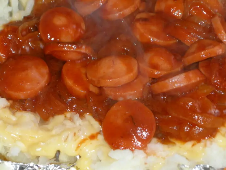 Печеный картофель с сосисками: шаг 2