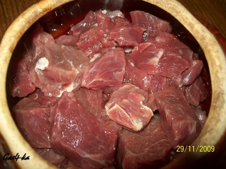 Мясо в горшочках с овощами: шаг 1