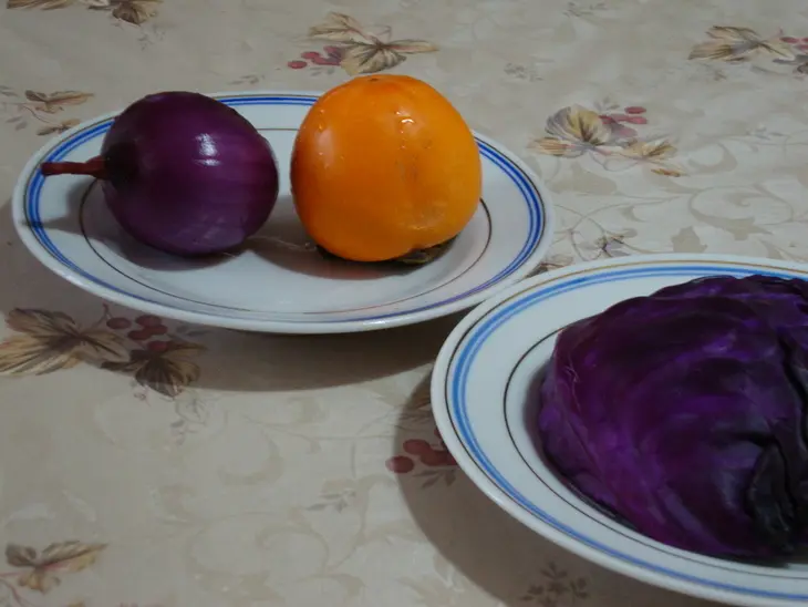 Салат из краснокочанной  капусты  с  хурмой: шаг 1