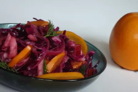 Салат из краснокочанной  капусты  с  хурмой: шаг 2