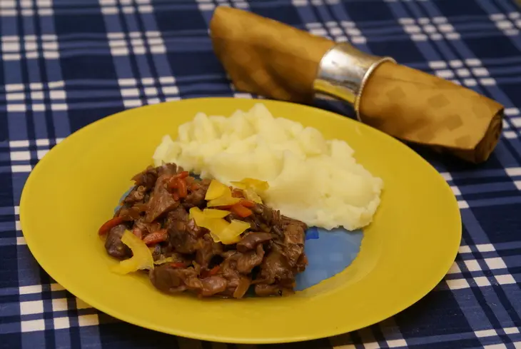 Куриный потрох тушеный с овощами и грибами: шаг 3