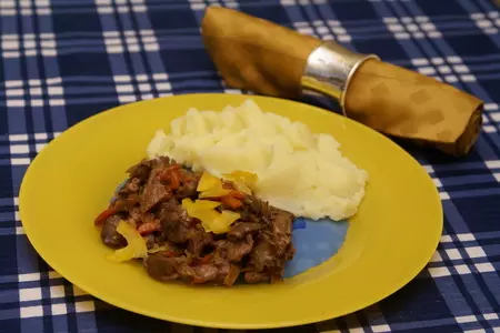 Куриный потрох тушеный с овощами и грибами: шаг 3