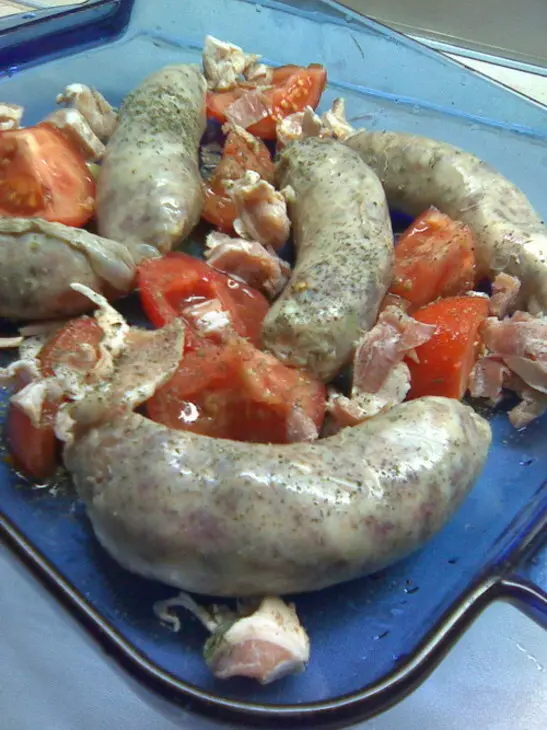 Колбаски, запеченные с овощами и травами. вариация на тему. ну и конечно хлебушек, куда без него: шаг 1