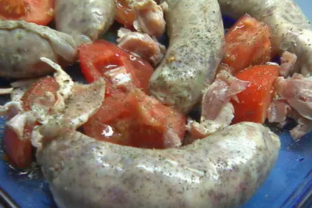 Колбаски, запеченные с овощами и травами. вариация на тему. ну и конечно хлебушек, куда без него: шаг 1