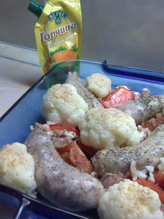 Колбаски, запеченные с овощами и травами. вариация на тему. ну и конечно хлебушек, куда без него: шаг 4