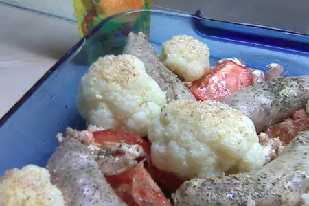 Колбаски, запеченные с овощами и травами. вариация на тему. ну и конечно хлебушек, куда без него: шаг 4