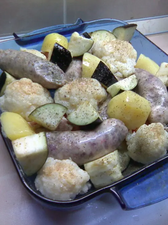 Колбаски, запеченные с овощами и травами. вариация на тему. ну и конечно хлебушек, куда без него: шаг 5