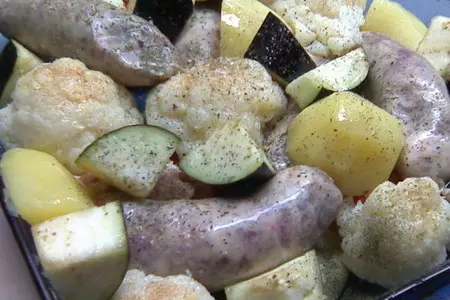 Колбаски, запеченные с овощами и травами. вариация на тему. ну и конечно хлебушек, куда без него: шаг 5