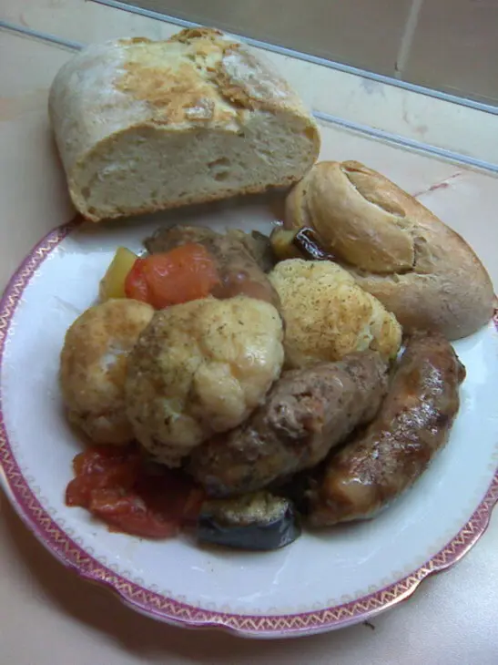 Колбаски, запеченные с овощами и травами. вариация на тему. ну и конечно хлебушек, куда без него: шаг 6