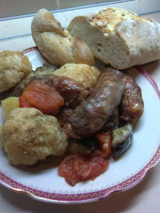 Колбаски, запеченные с овощами и травами. вариация на тему. ну и конечно хлебушек, куда без него: шаг 8