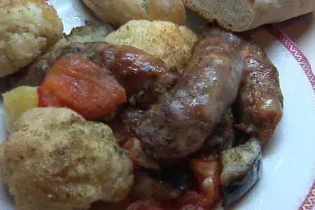 Колбаски, запеченные с овощами и травами. вариация на тему. ну и конечно хлебушек, куда без него: шаг 8