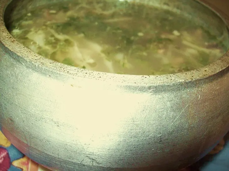 Щи с квашеной капустой и грибами в духовке: шаг 1