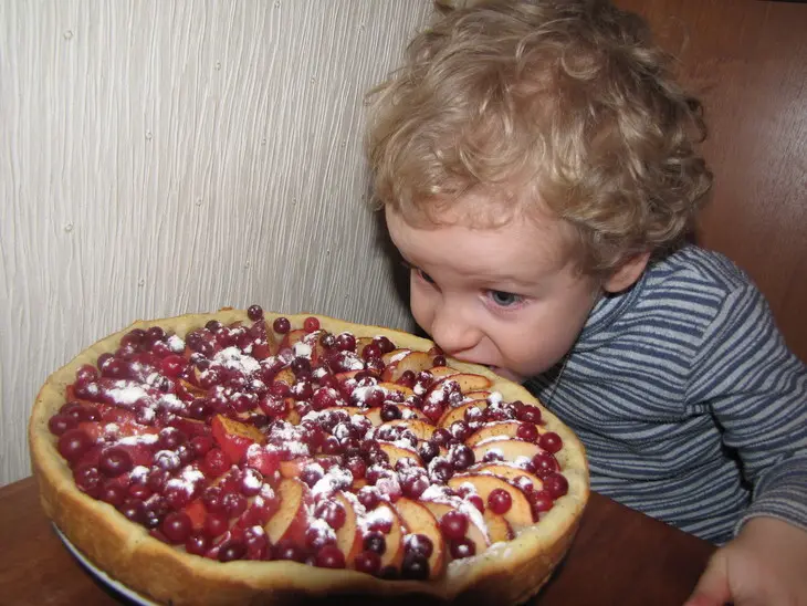 Пирог с яблоками и клюквой: шаг 7