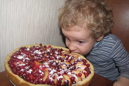 Пирог с яблоками и клюквой: шаг 7