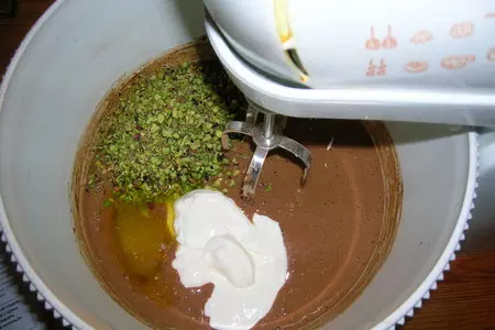 Сырные кексы с фисташками и малиновым джемом: шаг 4