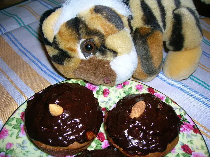 Сырные кексы с фисташками и малиновым джемом: шаг 10