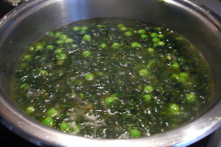 Витаминный изумрудный суп со шпинатом и зеленым горошком "лето зимой": шаг 1