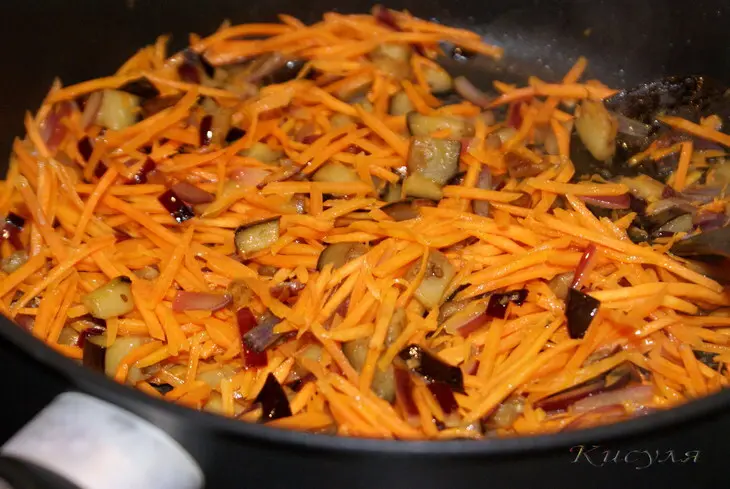 Салат с морковкой, баклажаном и сухариками: шаг 1
