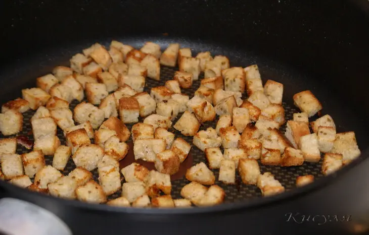 Салат с морковкой, баклажаном и сухариками: шаг 2