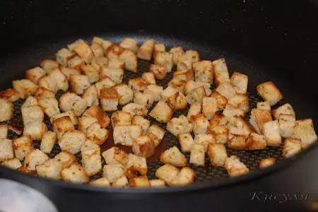 Салат с морковкой, баклажаном и сухариками: шаг 2