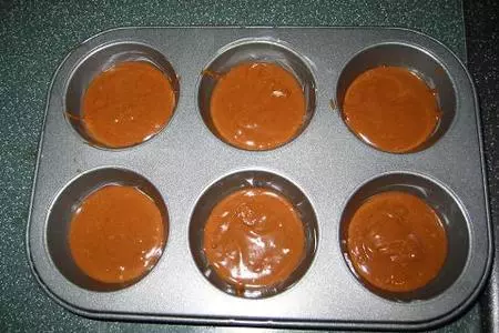 Шоколадные маффины с кофейной начинкой: шаг 2