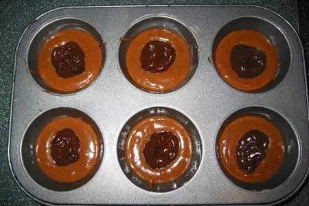 Шоколадные маффины с кофейной начинкой: шаг 3