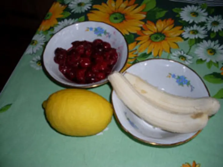 Пирог с бананами и вишнями: шаг 1