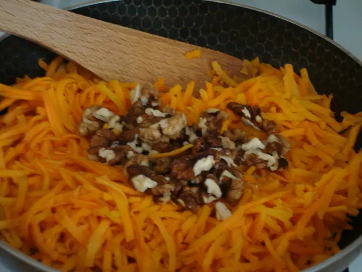 Морковный салат с грецкими орехами по-турецки: шаг 2