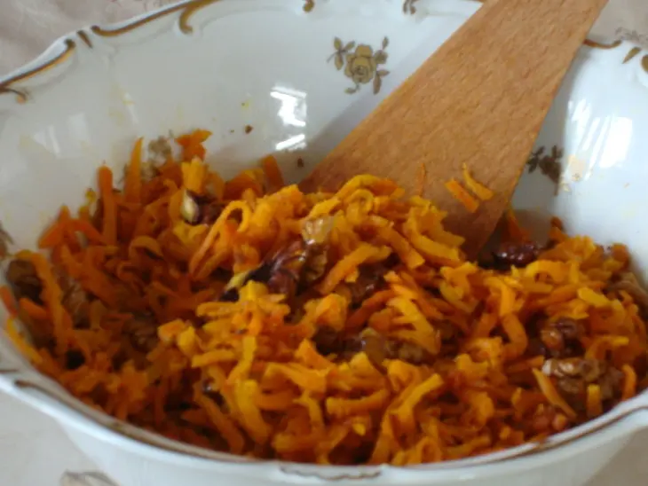 Морковный салат с грецкими орехами по-турецки: шаг 4