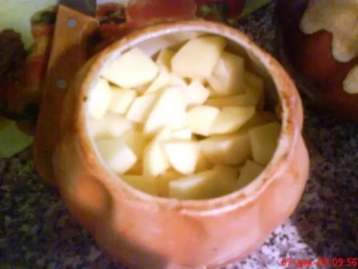 Говядина с картошкой, тушенная в горшочках: шаг 7