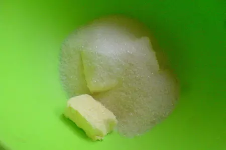 Бискотти с грецкими орехами и черносливом: шаг 1