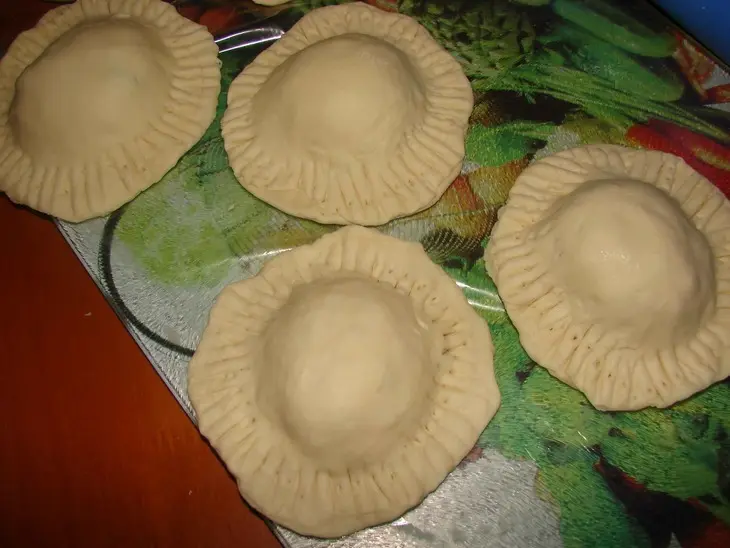 Слойки с очень нежной и сочной рыбной начинкой: шаг 1