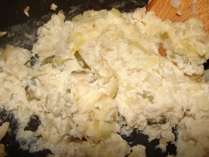 Слойки с очень нежной и сочной рыбной начинкой: шаг 2