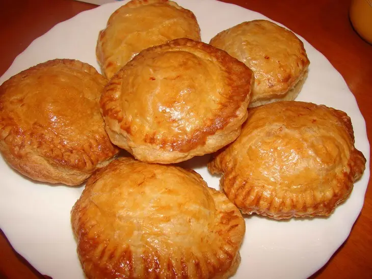 Слойки с очень нежной и сочной рыбной начинкой: шаг 3