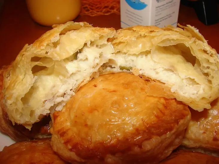 Слойки с очень нежной и сочной рыбной начинкой: шаг 4