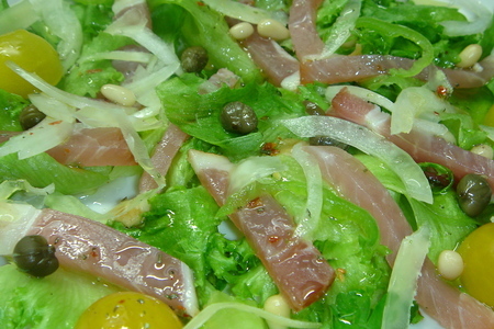 Салат с сырокопченой ветчиной: шаг 1