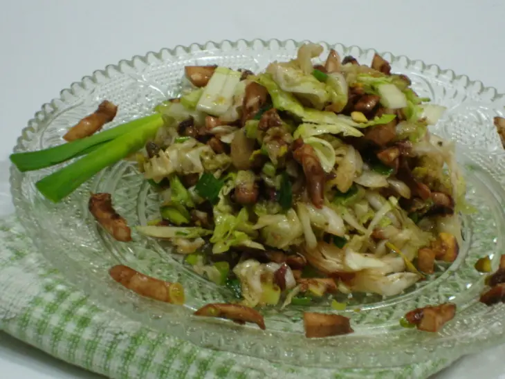 Салат из пекинской капусты с шампиньонами: шаг 5