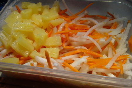 Салат из моркови, редьки и... ананаса: шаг 1