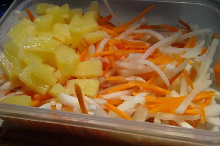 Салат из моркови, редьки и... ананаса: шаг 1