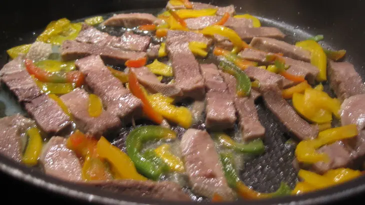 Спагетти с языком, сладким перцем и прованскими травами: шаг 1