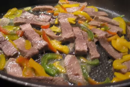 Спагетти с языком, сладким перцем и прованскими травами: шаг 1