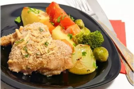 Сочные куриные крылья в хрустящей сырной панировке с запеченными овощами на гарнир: шаг 7