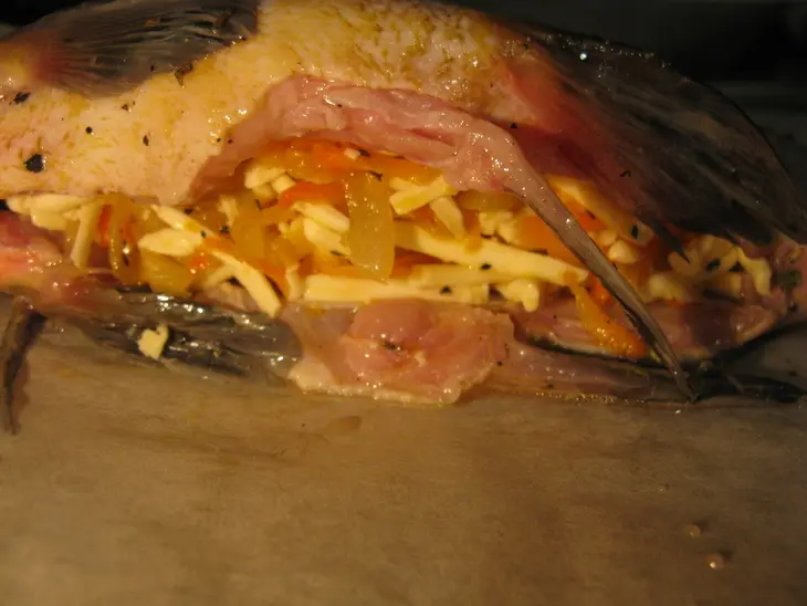 Рыба фаршированная овощами и плавленым сырком: шаг 2