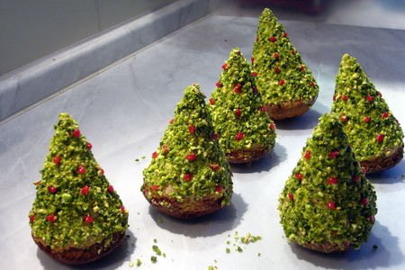 Бисквитное пирожное  "рождественская елочка" (съедобные подарки): шаг 9