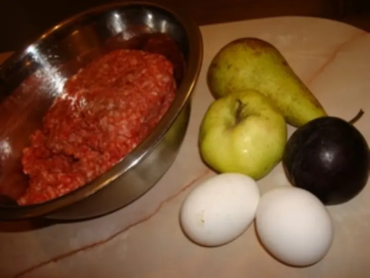 Мясо-фруктовые колобки: шаг 1